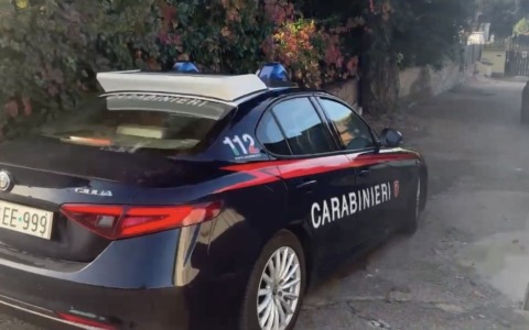 Manomesse le chiuse del Lago di Vico, due persone riprese