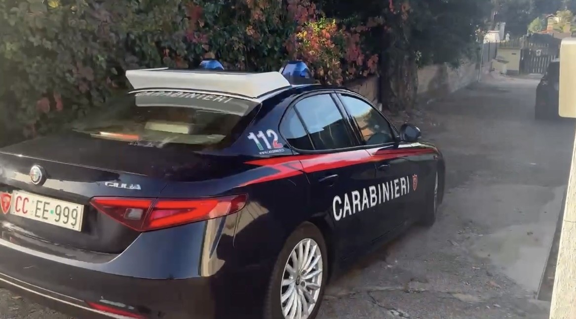 Manomesse le chiuse del Lago di Vico, due persone riprese
