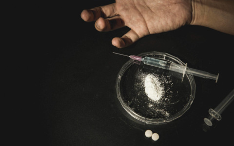 Arrestati due pusher con mezzo chilo di cocaina nel motore dell’auto