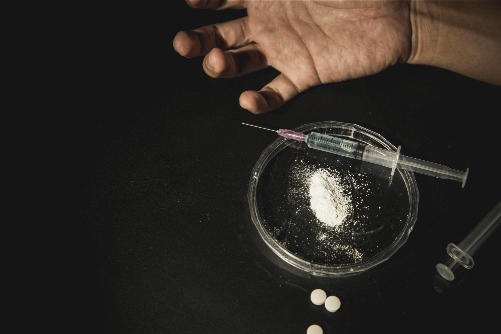 Arrestati due pusher con mezzo chilo di cocaina nel motore dell’auto