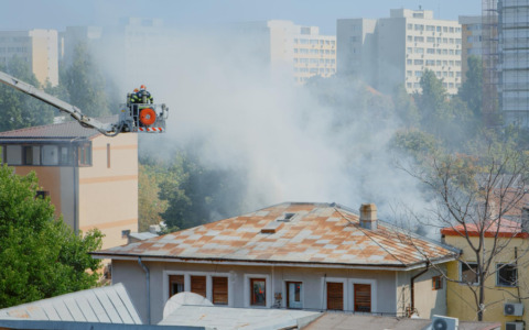 Incendio sulla Cimina a Ronciglione, strada chiusa per intervento