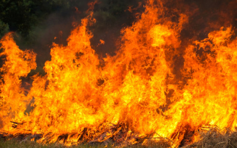 Fienile distrutto dalle fiamme, indagini sulle cause