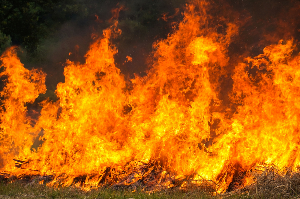 Fienile distrutto dalle fiamme, indagini sulle cause