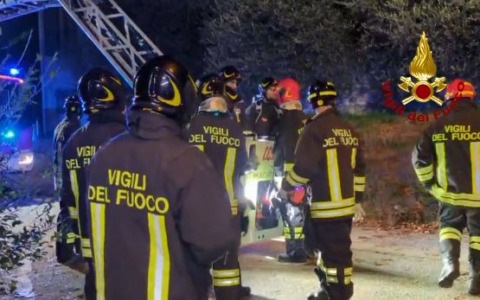 Calcinacci da una palazzina, area messa in sicurezza