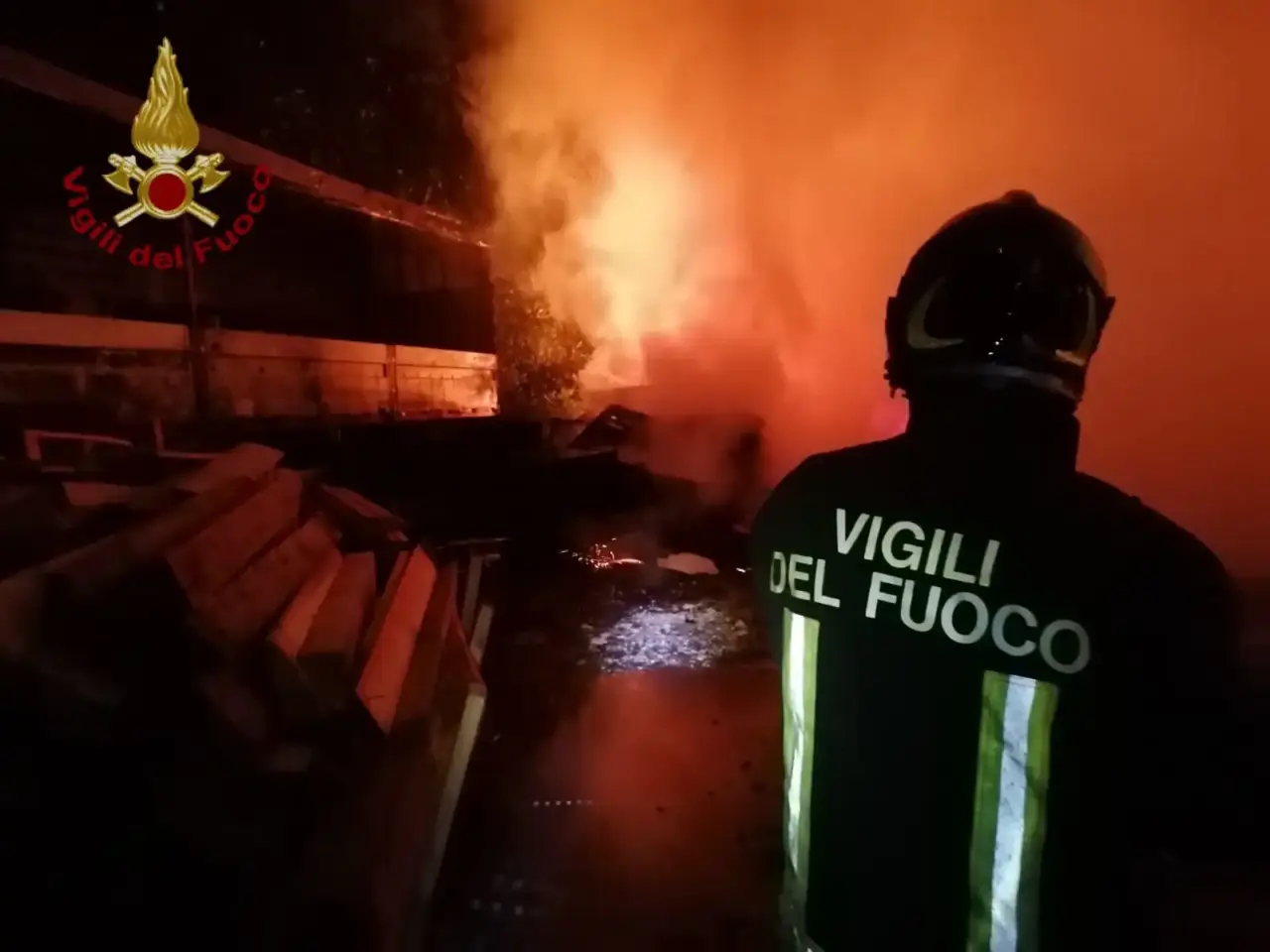 Vigili del fuoco controllano la grondaia dell’ex banca