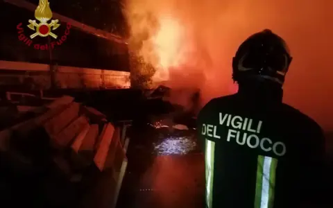 Vigili del fuoco controllano la grondaia dell’ex banca
