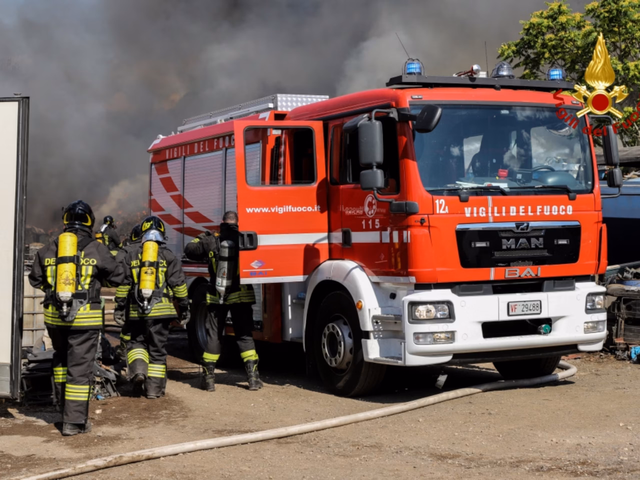 Doppio intervento dei vigili del fuoco tra fuga di gas e rogo