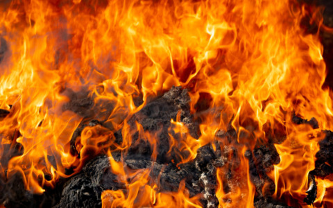 Incendi nella Tuscia: distrutto un ufficio a Monterosi e fiamme sull’Aurelia