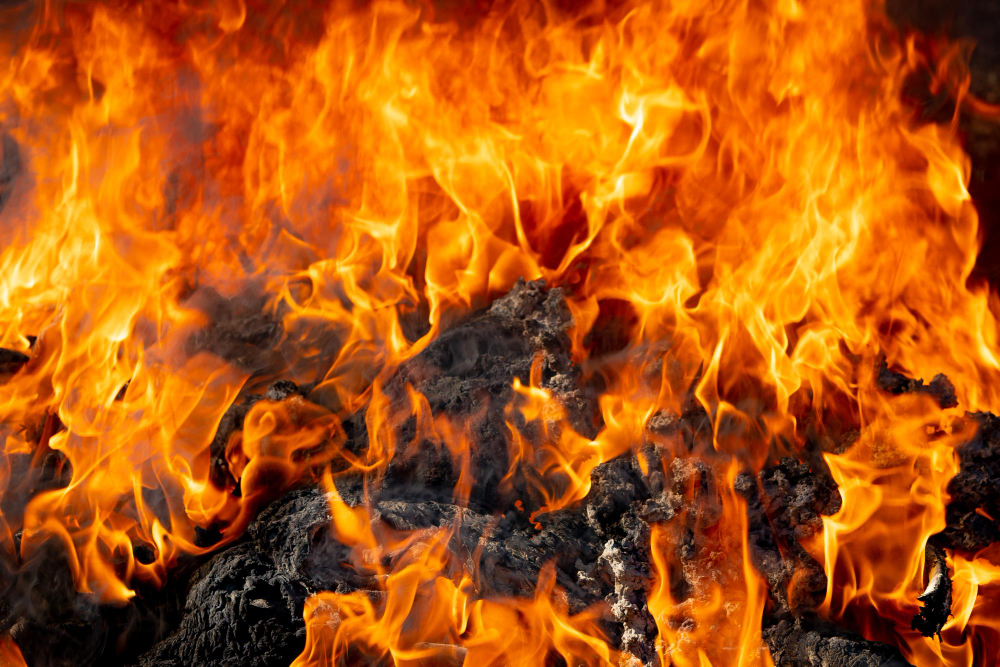 Incendi nella Tuscia: distrutto un ufficio a Monterosi e fiamme sull’Aurelia